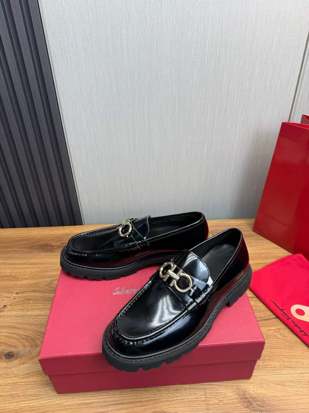 Men's shoes 💰880💰 Ferragamo. [Ferragamo] men's thick-soled loafers, the latest hot style, 1:1 original purchase quality, top quality, imported open-edge beaded cowhide leather on the upper, hand-made three-dimensional stitching highlights the round toe design, the inner foot pads are all imported cowhide, with original lightweight foam outsole, matching code 39-44, (38, 45 custom-made, non-refundable)